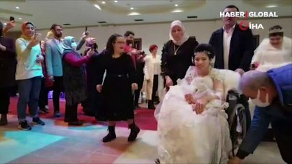 Bursa'da engelli genç kızlar gelinlik giyip eğlendi