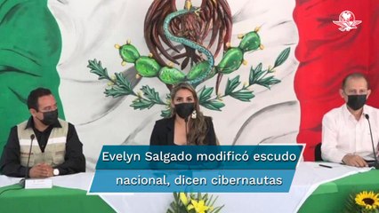 Evelyn Salgado aparece en acto oficial delante de una bandera modificada