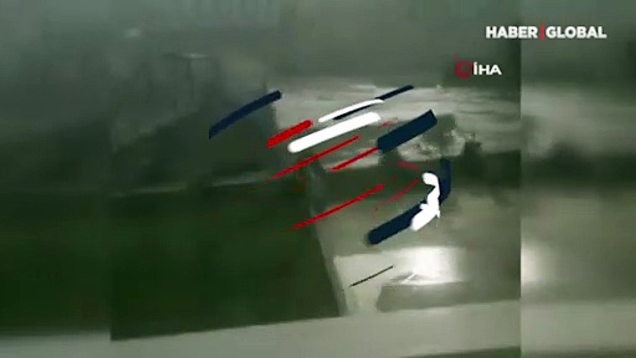 Panik anları kamerada! Fırtınayla birlikte savruldular