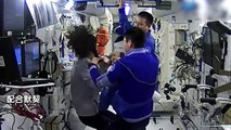 Salão espacial: astronautas chineses andam de esteira, montam quebra-cabeças e até arrumam cabelo!