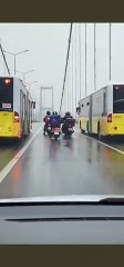 FIRTINADA MOTORLU KURYELER SAVRULMASIN DİYE EŞLİK EDEN İKİ OTOBÜS ŞÖFÖRÜ .. HELALLLL