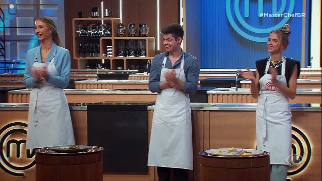 Os cinco cantores dão uma palinha antes da primeira prova da noite e encantam os cozinheiros amadores