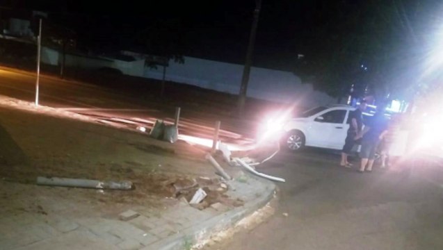 Foi por pouco! Uno roda na pista, destrói vigas de concreto e quase invade loja; veja