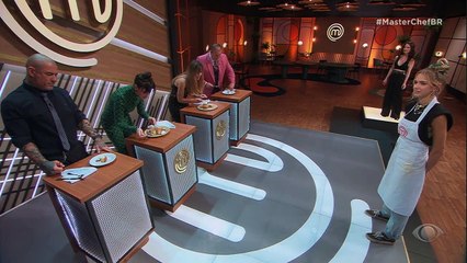 A participante agrada jurados com choux cream de licuri, castanha de pequi e coulis de jenipapo, mas o sabor azedo sobressalente no doce pode prejudicá-la