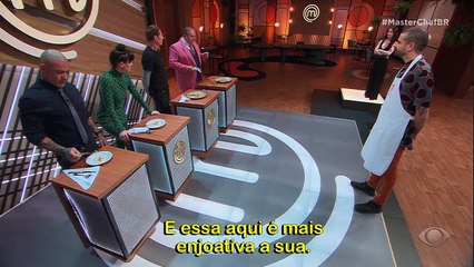 O cozinheiro fez pão de ló de pinhão, creme de erva-mate, bergamota e pinhão sapecado, sobremesa inspirada no sul do país