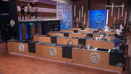 O estudante supera os adversários em termos de técnica e sobe para o mezanino sozinho