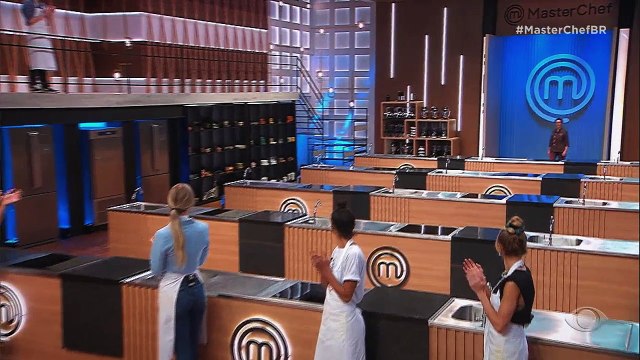 Participantes recebem a chef Angélica Vitali, ex-participante do MasterChef Profissionais e especialista em técnicas moleculares
