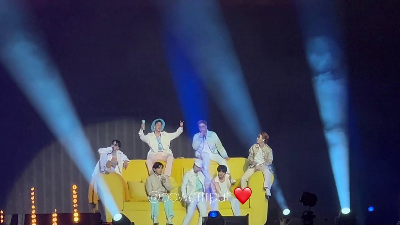 BTS - Boy With Luv - Day 1