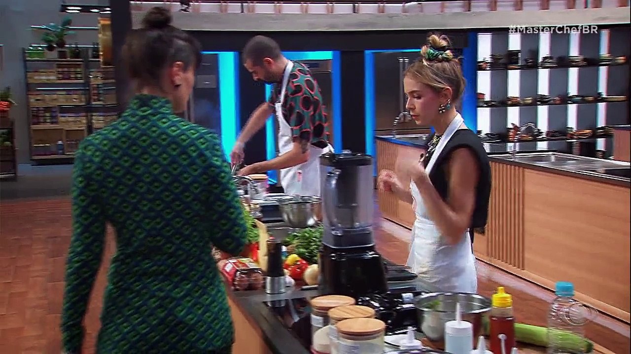 Daphne, Isabella, Kelyn e Tiago se aventuram na gastronomia molecular; eles transformam a cozinha em laboratório e fazer experimentos com aditivos