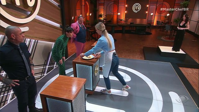 A competidora faz camadas de salmão e robalo com salsa, purê de mandioquinha e molho de espumante. O resultado, no entanto, não é bom e os jurados criticam o peixe
