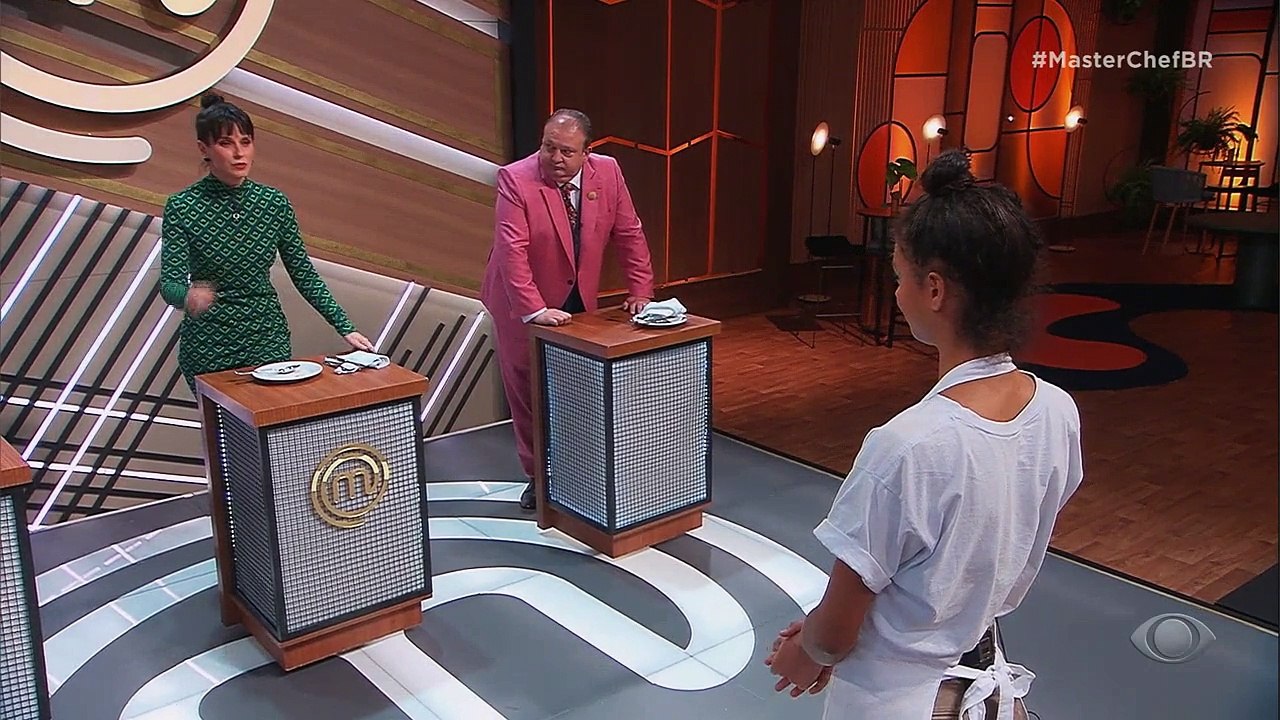 Jacquin aprova mousse de maçã verde com gelificação de funcho com mel, mas se irrita com o visual do doce