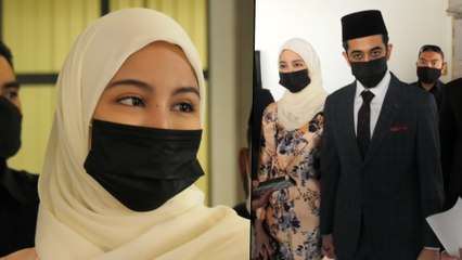 Nynaa Harizal tak jadi cerai, hadir ke mahkamah naik satu kereta... mesra jalan sambil pegang tangan