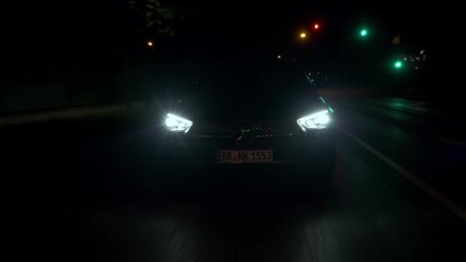 The new Mercedes-Benz C-Class - Active Blind Spot Assist and Traffic Sign Assist - Red Light Warning Function