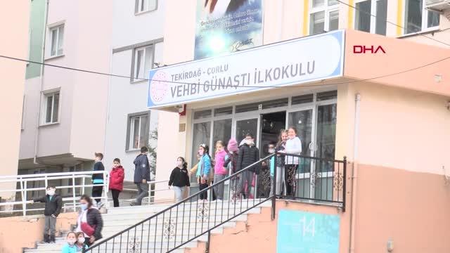 İLKOKULLU MİNİKLERDEN, ENGELLİLER DERNEĞİNE TEKERLEKLİ SANDALYE BAĞIŞI