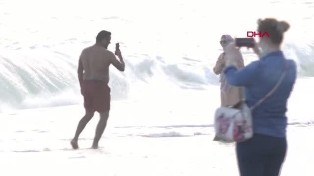 ANTALYA'DA GÜNEŞLİ HAVADA DENİZ KEYFİ