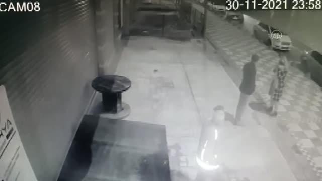 Son dakika haber: Adres sorarken kalp krizi geçiren kadın güvenlik kamerasına yansıdı