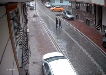 Esenyurt'ta girdikleri binalarda yangın çıkartan iki çocuk, güvenlik kameralarına yakalandı