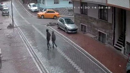 İki çocuk girdikleri 4 binada yangın çıkardı