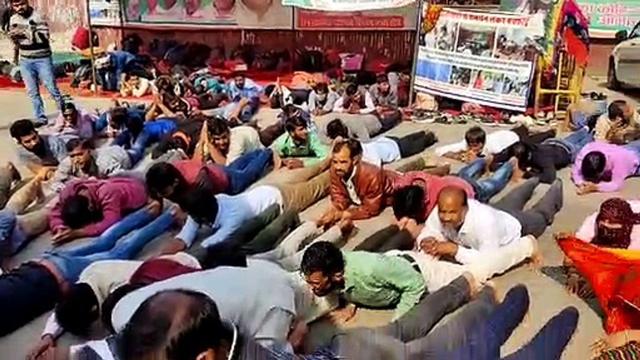 Youth Protest- स्व. राजीव गांधी की मूर्ति के समक्ष दंडवत होकर की प्रिंयका से मिलवाने की मांग