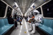 Bakan şaştı kaldı! Herkes metroyla İstanbul'u gezen gizemli astronotu merak ediyor