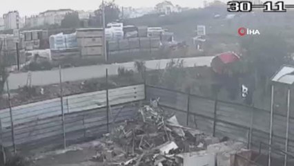 Antalya'da korku dolu anlar: Dereye uçmak üzere olan aracı esnaf kurtardı