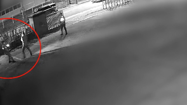 흉기 들고 공장 찾아 난동 부린 50대...실탄 맞고 검거 / YTN