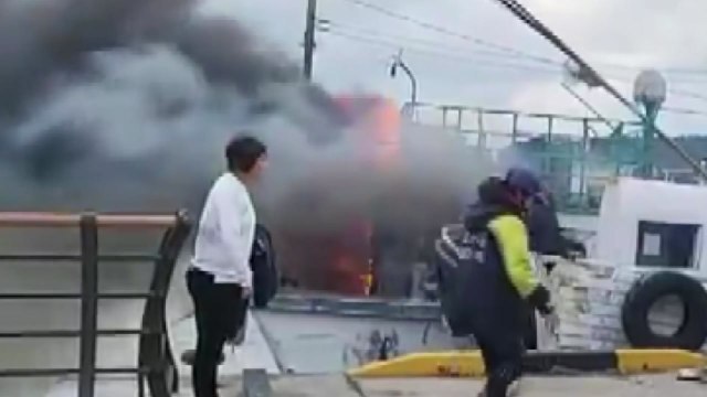 충남 태안 신진도에서 정박 중인 어선에 화재 / YTN