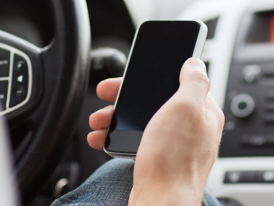 Autofahrer aufgepasst! Das sind die größten Ablenkungen am Steuer