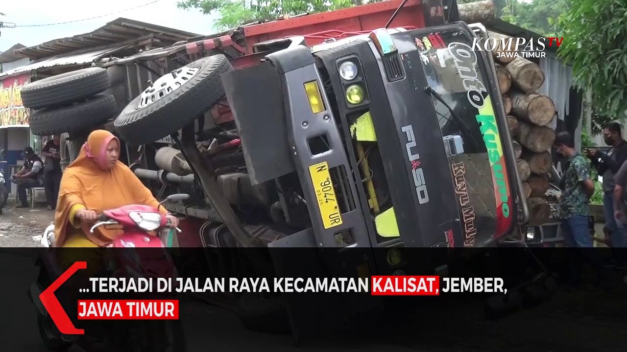 Kelebihan Muatan Truk Terguling Timpa Pick Up dan Warung