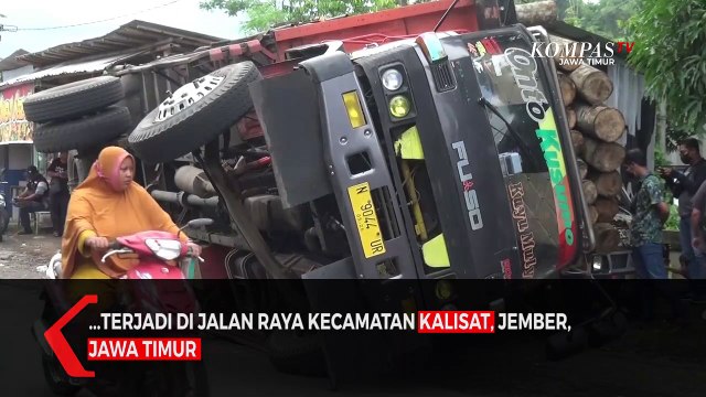 Kelebihan Muatan Truk Terguling Timpa Pick Up dan Warung