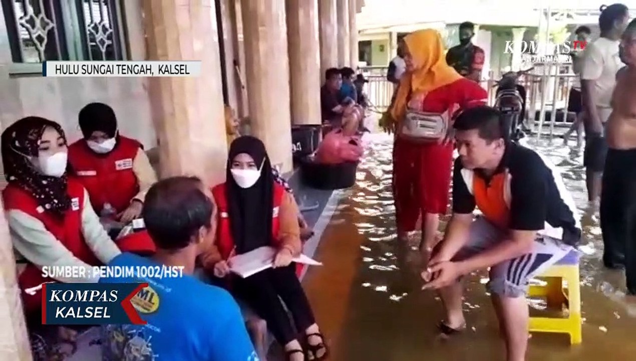 Banjir HST, Petugas Jemput Bola Lakukan Pemerik...