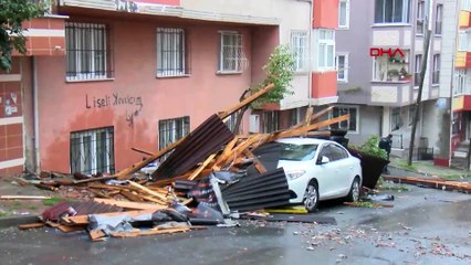 Binanın çatısı otomobilin üzerine uçtu
