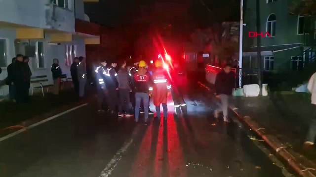 Fırtınaya dayanamayan minare yan yattı