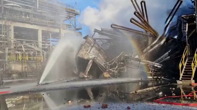 Livorno - Incendio in raffineria Eni dopo esplosione in forno hot oil (01.12.21)