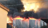 Terni - Incendio in un'autorimessa: a fuoco un camper, salvi tre cani bloccati nella cabina (01.12.21)