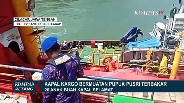 Usai Evakuasi Awak Kapal Kargo yang Terbakar di CIlacap, Tim SAR Lakukan Pendinginan Dalam Kapal