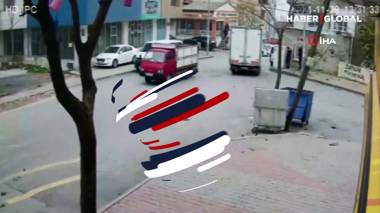 Başakşehir'de korku dolu anlar! Uçan çatı direği devirdi, ortalık savaş alanına döndü