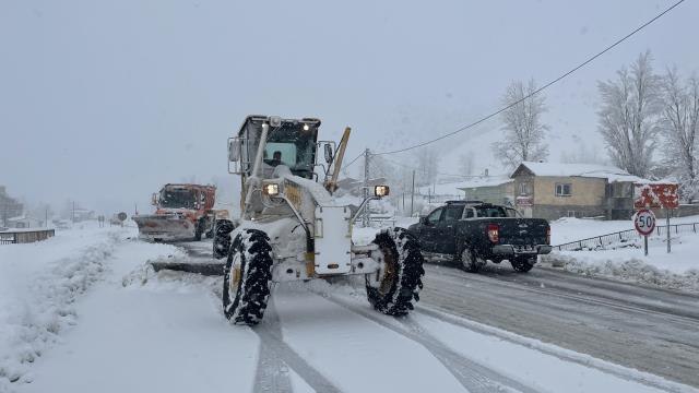 Bayburt-Erzurum kara yolu Kop Dağı Geçidi'nde ulaşım kontrollü sağlanıyor