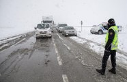 Tırın karda kaymasıyla kapanan Erzurum-Erzincan kara yolu ulaşıma açıldı