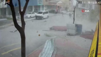 Başakşehir'de uçan çatı, direği devirdi...O anlar kamerada