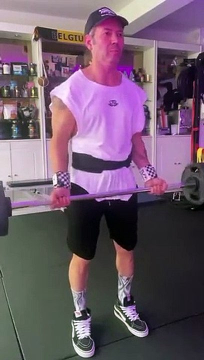 —Gear from by @bodyengineers—Happy Thursday ! —Salut la famille, j’espère que vous allez bien? Voici mon entraînement Biceps de ce jeudi matin. —SAVE & Swipe Biceps Exercisee1. Barbell Curls - 4✖️10reps.2. Hammer Curls - 4✖️8reps.3. Dumbbel