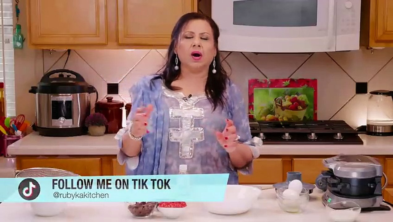 Testing my new kitchen gadget! Mini Cakes with Chocolate & Strawberry Recipe in Urdu Hindi - RKK