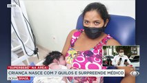 Em Belém, um bebê nasceu com sete quilos e assustou até mesmo a equipe médica que participou do parto. A criança não coube na incubadora.