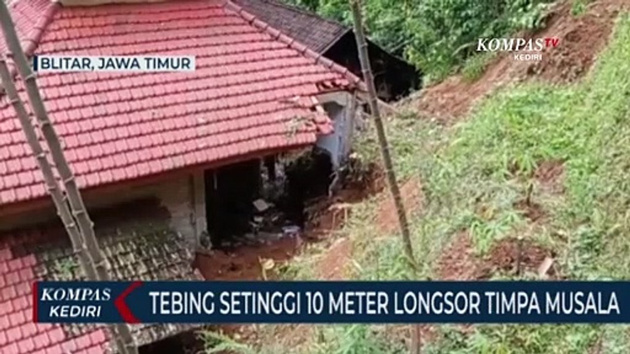 Tebing Setinggi 10 Meter Longsor dan Timpa Musala