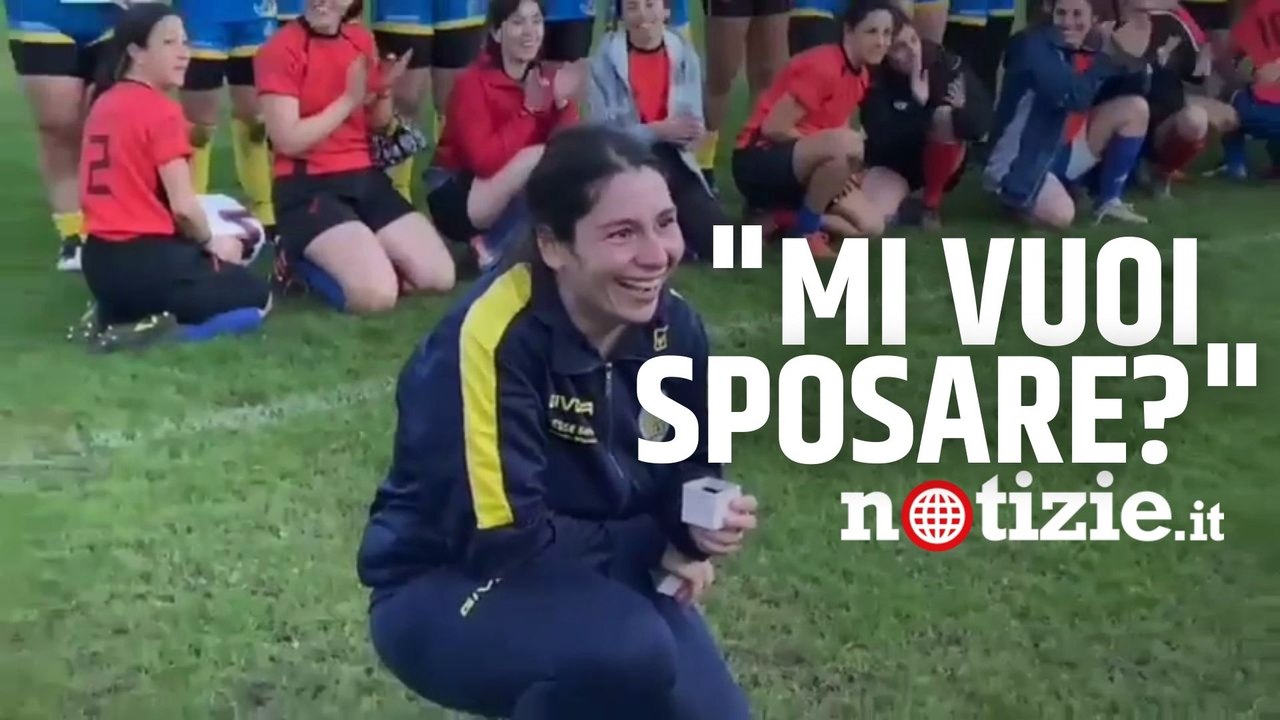 Bari, la proposta di matrimonio di Ester sul campo di rugby: "Chiara, mi vuoi sposare?"