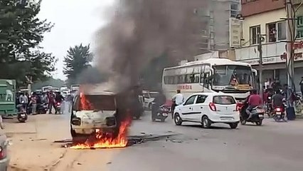 शहर के बीचोंबीच सिलेंडर रखी वेन में लगी आग, मचा हड़कंप