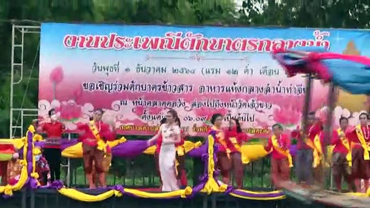 พุทธศาสนิกชนสุพรรณบุรี ร่วมสืบทอดประเพณีตักบาตร...