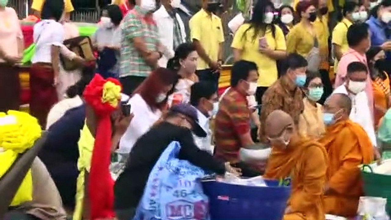 พุทธศาสนิกชนสุพรรณบุรี ร่วมสืบทอดประเพณีตักบาตร...