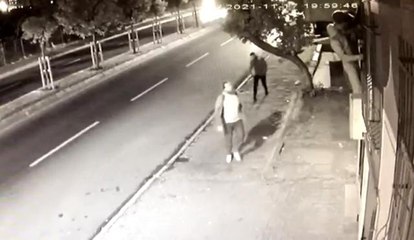Son dakika haber... Sultangazi'de 'Örümcek Adam' gibi binaya tırmanan hırsızlara polisten suç üstü