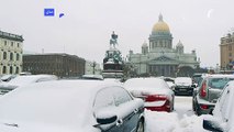 سان بطرسبرغ تكتسي اللون الأبيض بعد ليلة من الثلوج الكثيفة